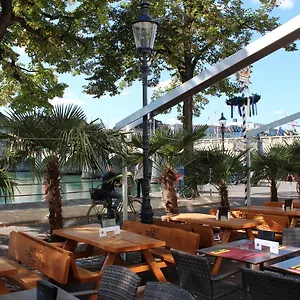 Hotel East-west Riverside ***